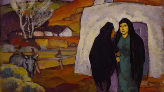 дві жінки стоять біля будинку