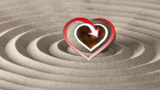 corazón superpuesto en un círculo de arena perfecto con sus olas expandiéndose hasta el infinito