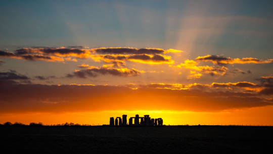 照片：21 年 2022 月 XNUMX 日巨石阵上的日落，由 Stonehenge Dronescapes 拍摄