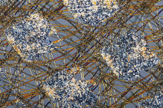 תמונה של רשת סבוכה של סיבי פלסטיק זעירים שמהם עשויות מסכות N95