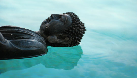 buddha che galleggia sull'acqua