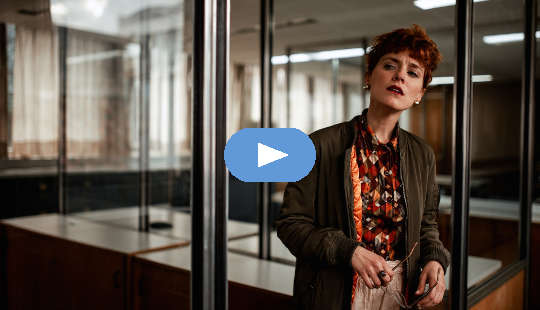 ανήσυχη γυναίκα που στέκεται σε ένα περιβάλλον γραφείου