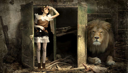 影の中でライオンに直面するためにクローゼットから出てくる若い女性