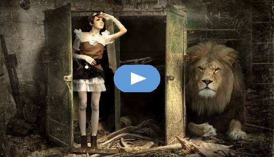 seorang wanita muda keluar dari almari untuk menghadapi singa dalam bayang-bayang
