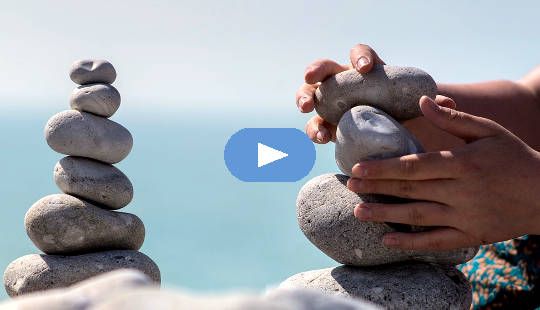 yaratılma sürecinde meditasyon taş kuleleri