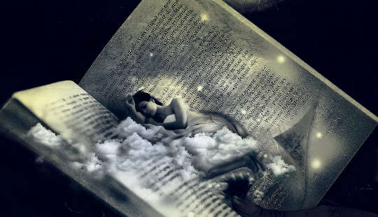 mulher encasulada dormindo dentro de um livro gigante