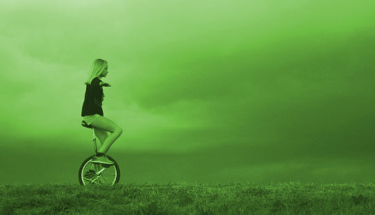 pige på ethjulet cykel