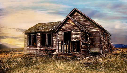 ein altes verlassenes Gehöfthaus und ein Bauernhof