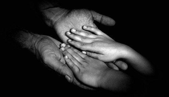 dłonie dorosłych i dłonie dziecka, dłoń w dłoń