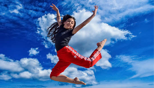 기쁨을 위해 점프하는 어린 소녀