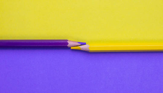 dua pensil warna