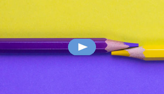اثنين من أقلام الرصاص الملونة