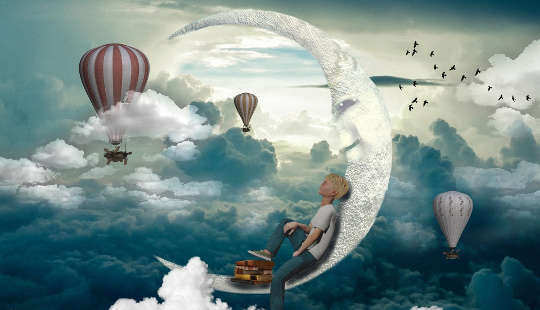 un jeune garçon assis sur un croissant de lune dans le ciel entouré de montgolfières et d'oiseaux