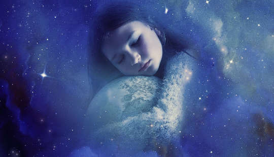 uma jovem dorme curvada em torno do planeta Terra e segurando-o em seus braços