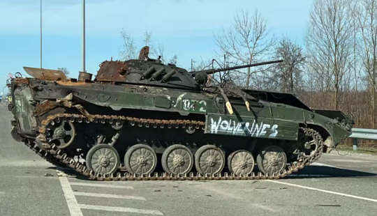 verlaten Russische tank getagd met het woord "Wolverines"