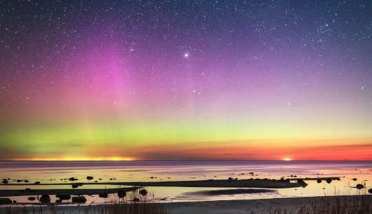 Aurora matinal sobre Læsø, Dinamarca.