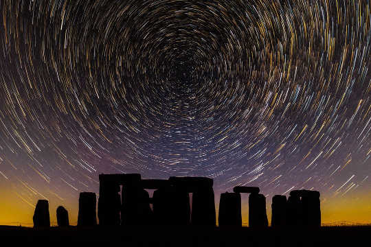 Szlaki gwiazd nad Stonehenge 16 czerwca 2021 r. Zdjęcie: Stonehenge Dronescapes.