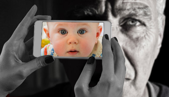 mirando a través de la cámara de un teléfono y viendo al niño dentro del hombre