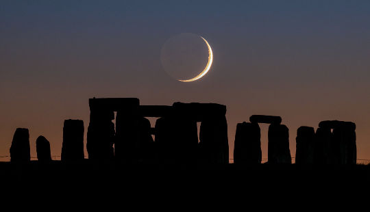 Puesta de luna creciente sobre Stonehenge