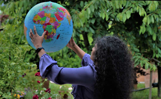 femme tenant un globe de la planète