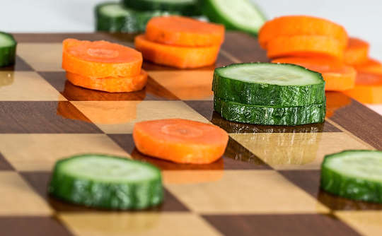 grønnsaksskiver på et sjakkbrett