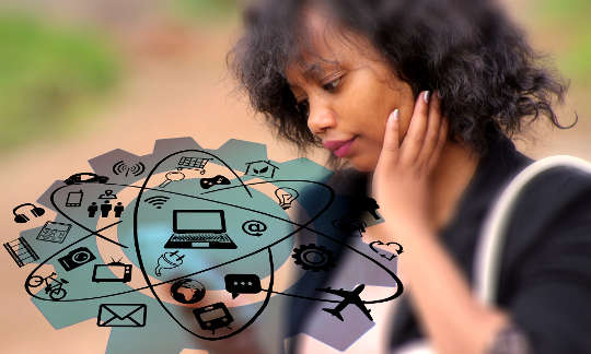 молодая женщина смотрит на свой телефон с множеством приложений и возможностей