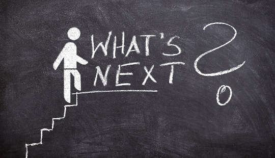 une figure de bâton grimpant les escaliers vers le succès et trouvant les mots "What's Next?"