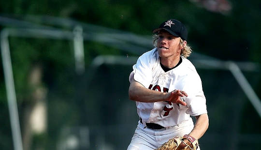 jucător de baseball cu păr alb