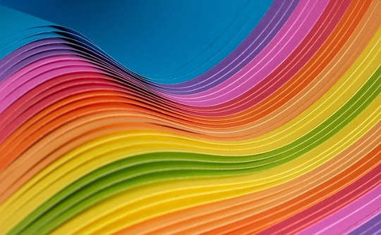 波の流れの中の虹