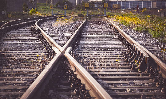 रेलवे ट्रैक जंक्शन दो अलग-अलग तरीकों से जा रहा है
