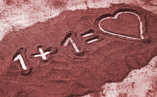 in die sand geskryf: 1 plus 1 is gelyk aan liefde