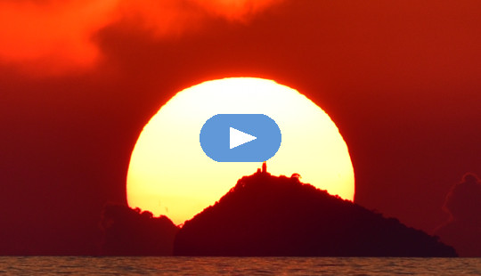Puesta de sol sobre la isla de Tino el 27 de agosto de 2022.
