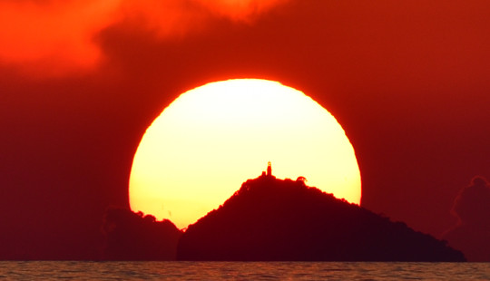 Matahari terbenam di atas Pulau Tino pada 27 Agustus 2022.