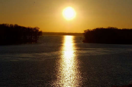 matahari bersinar di atas air yang tenang