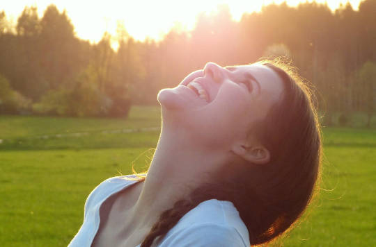 ung kvinna med ansiktet uppvänt mot solen