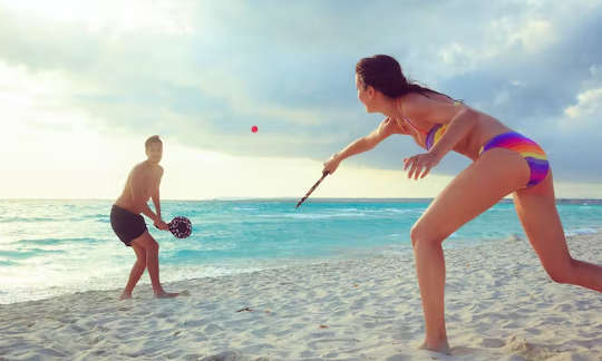 pareja jugando en una playa