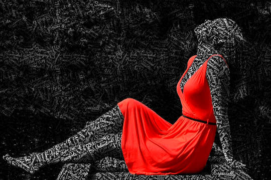silhuet af en kvinde i en rød kjole med ord skrevet over hele hendes hud