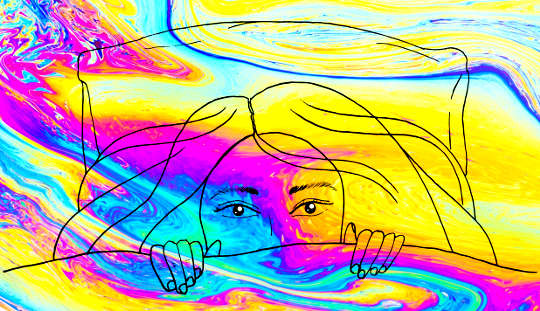omriss av en kvinnes ansikt som ser ut fra under teppene med et bakgrunnskaleidoskop av farger