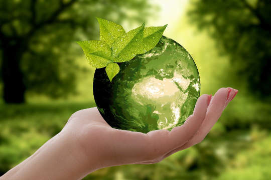 Planeta Tierra sostenida en una mano humana