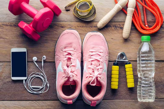 egzersiz ekipmanı: koşu ayakkabıları, ağırlıklar, su vb.