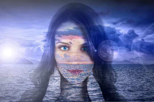 수평선을 배경으로 투명한 여성의 얼굴
