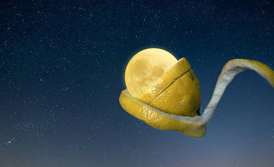 artistieke manipulatie van een volle maan op een tak
