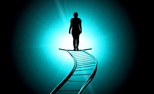 bayang seseorang yang berdiri di anak tangga terakhir laluan pejalan kaki ke langit