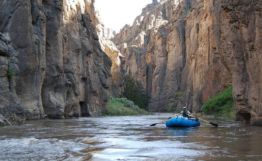 человек, сплавляющийся в одиночку по реке каньона