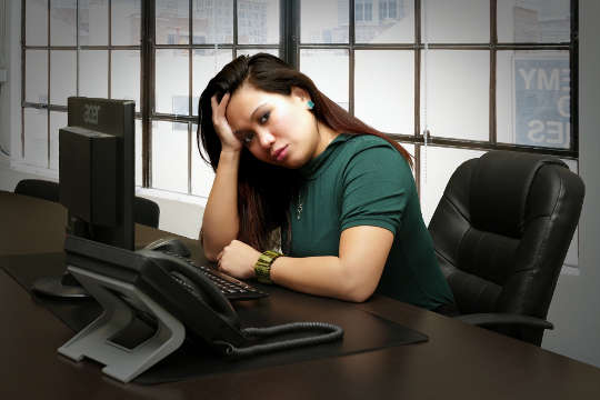 bilgisayar başında oturan mutsuz kadın