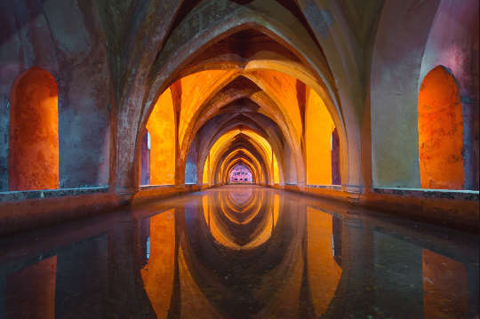 arcos reflejados en el agua