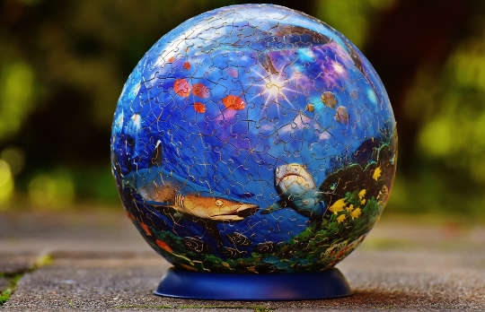 一個有海洋和海洋生物的益智球