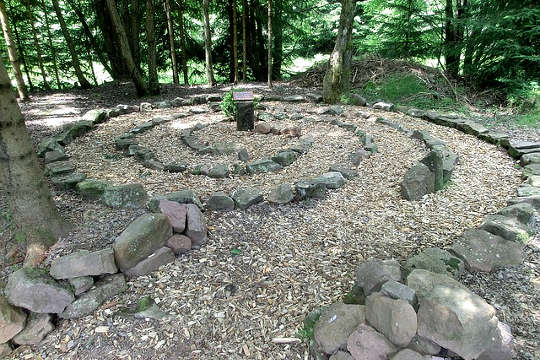 cercle de labyrinthe dans une forêt