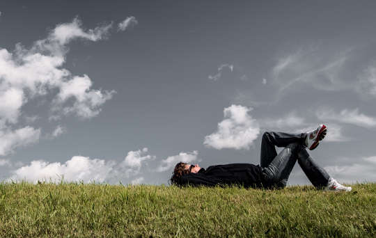 躺在草地上仰望天空
