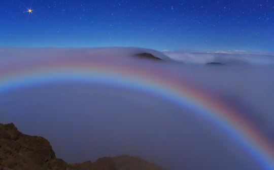 火星和五顏六色的月球霧弓”，作者：Wally Pacholka